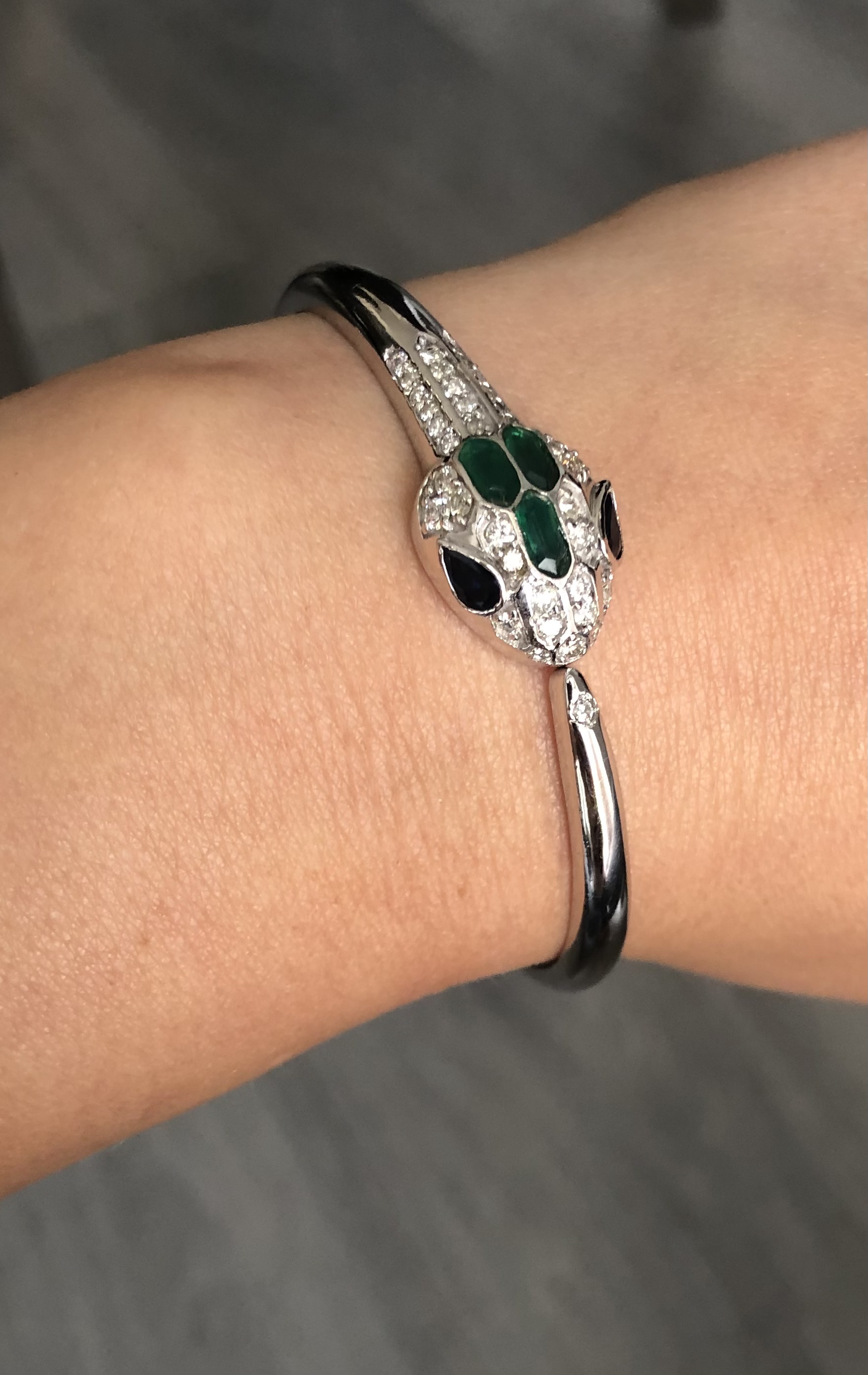 Beautiful Natural Diamond, Blue Sapphire and Green Onyx Snake Bracelet With 18k White Gold