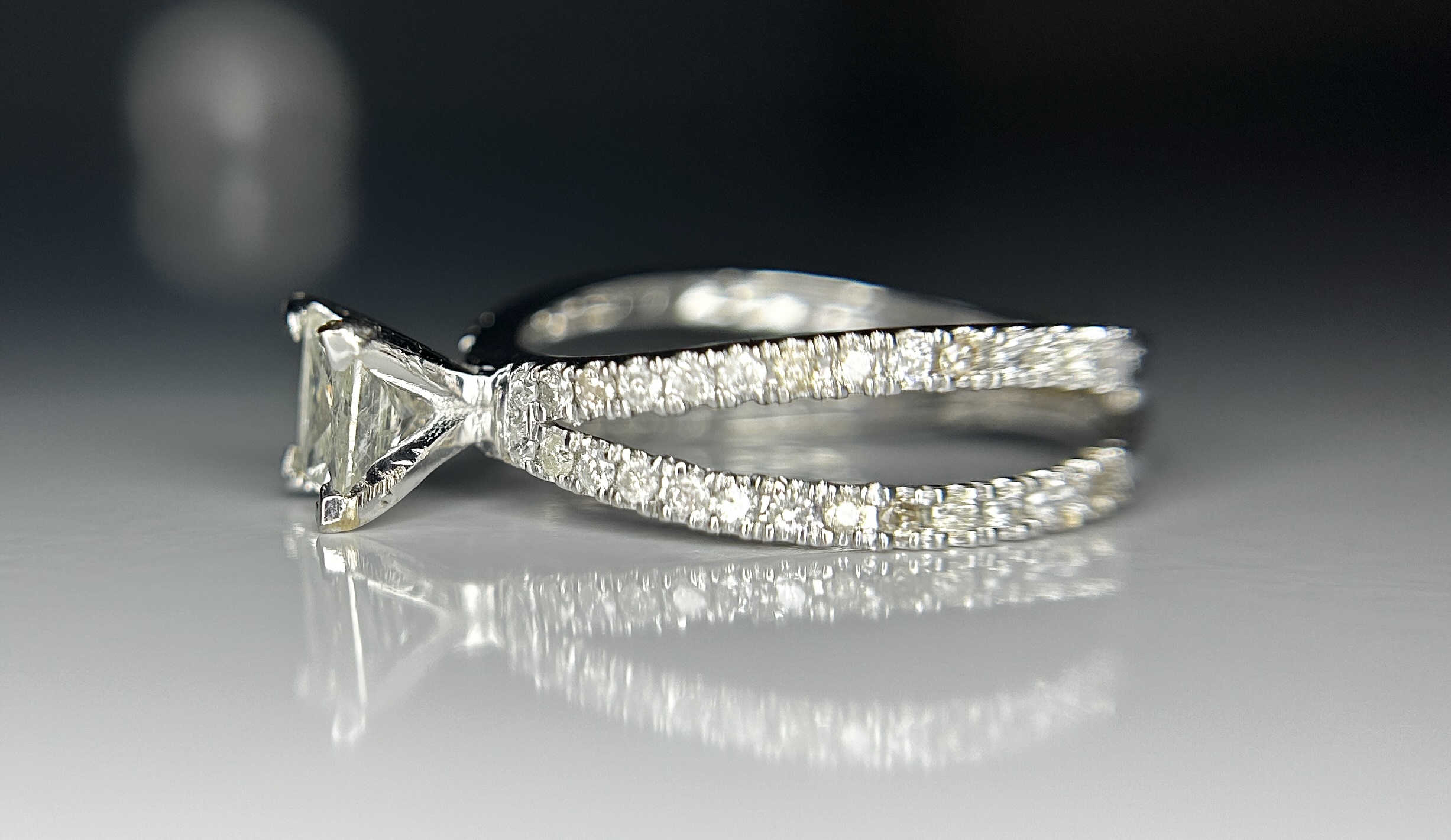 Beautiful 1.17ct Princess Cut Untreated Natural Solitaire Diamond & 18k Gold