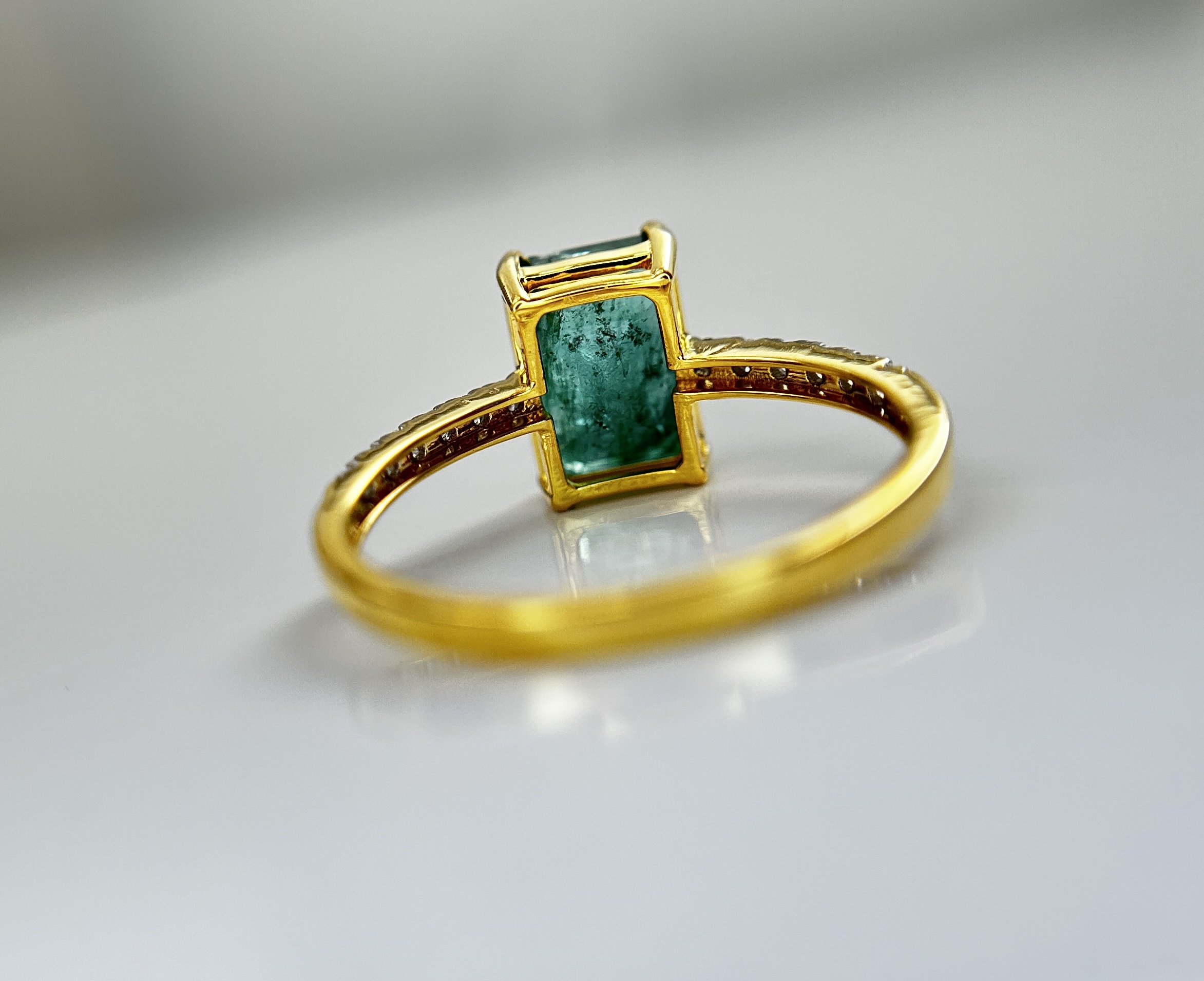 Beautiful Natural Emerald 2.41 CT With Natural Diamonds & 18k Gold