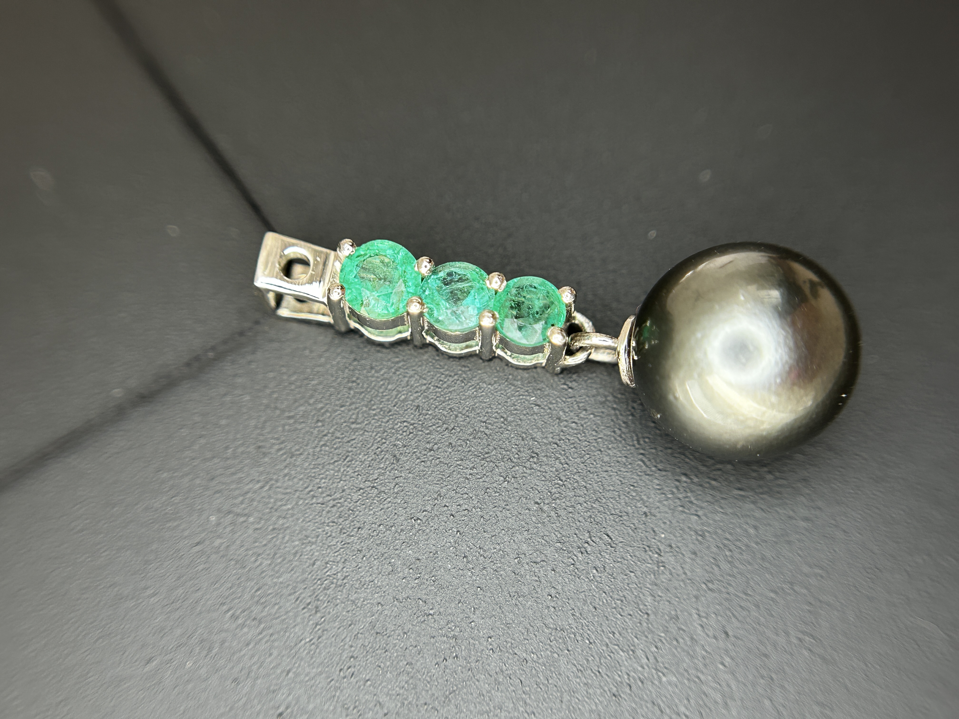 Beautiful 9.25CT Natural Tahitian Pearl With Emerald & 950 Platinum Pendant