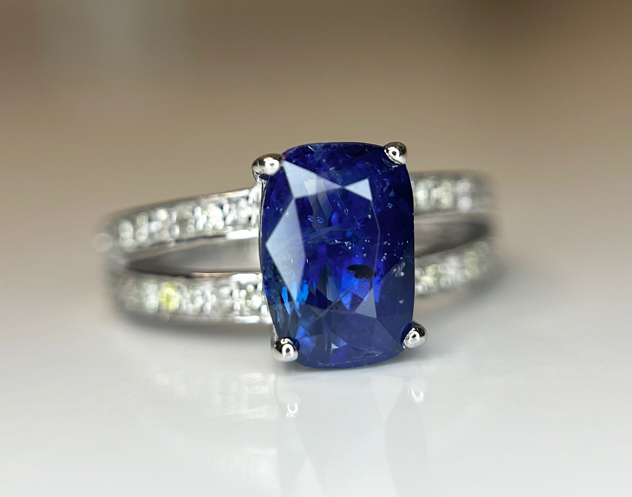 Beautiful 3.16 CT Natural Ceylon Cornflour Blue Sapphire Diamonds & 18k Gold