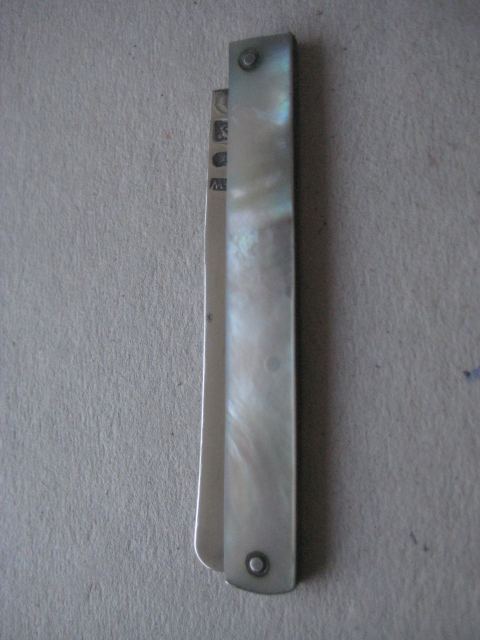 George III Mother of Pearl Hafted Silver Scimitar Bladed Folding Fruit Knife, c1784