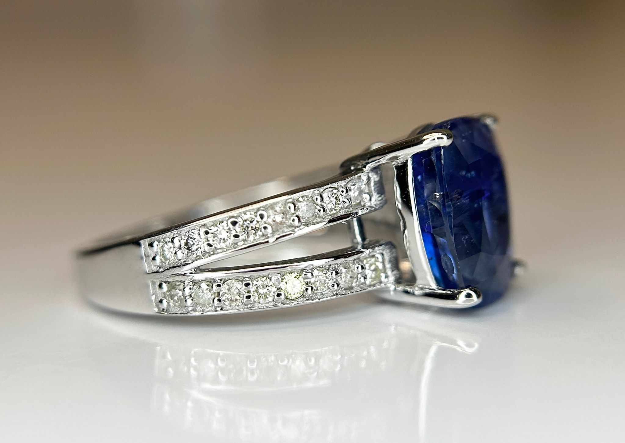 Beautiful 3.16 CT Natural Ceylon Cornflour Blue Sapphire Diamonds & 18k Gold