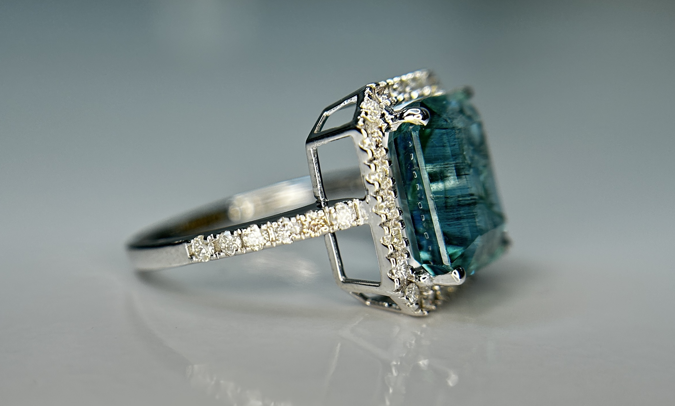 Beautiful Natural Emerald 4.27 CT With Natural Diamonds & 18k Gold