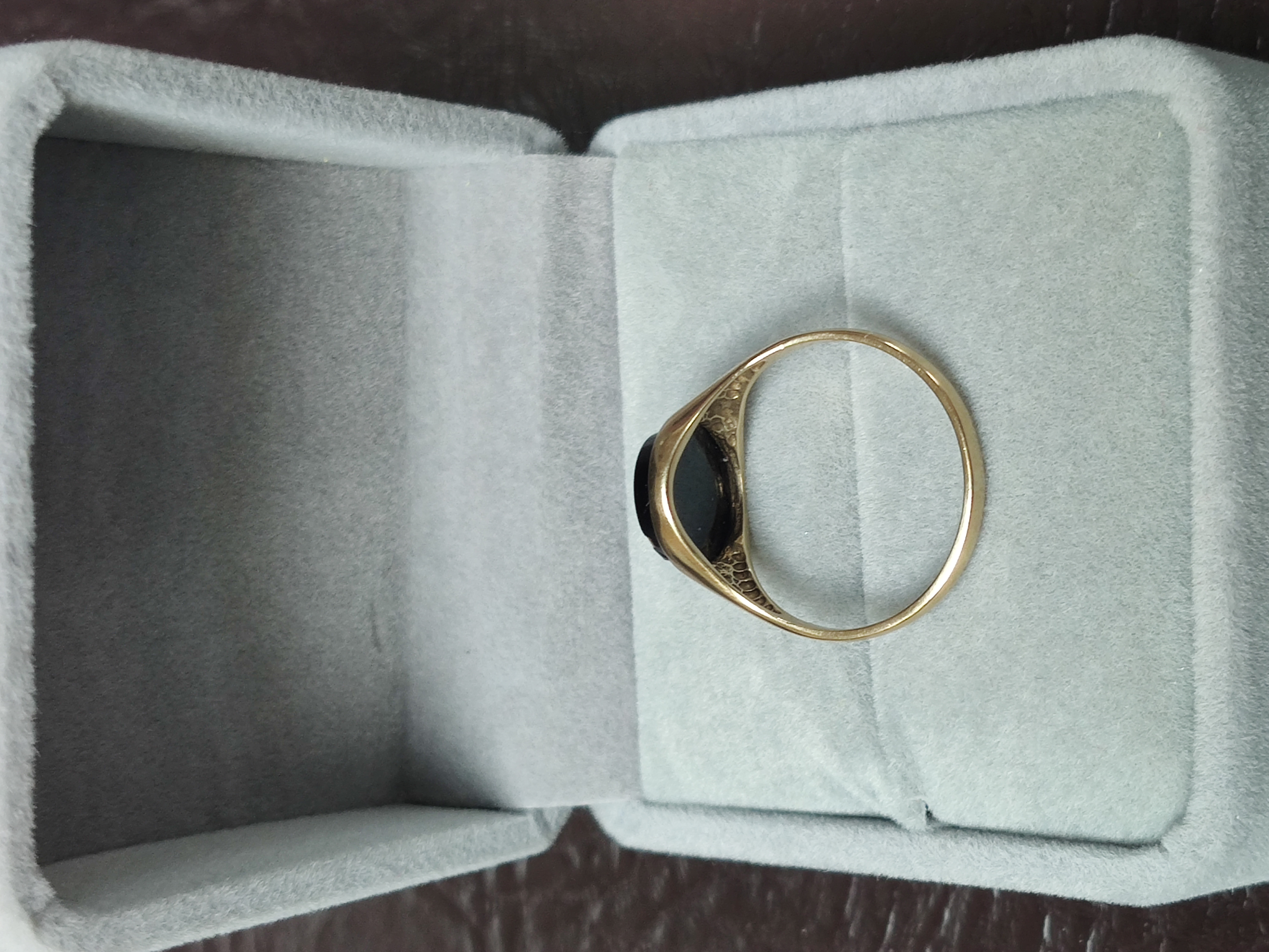 9ct gold onyx gent's ring. Size S.