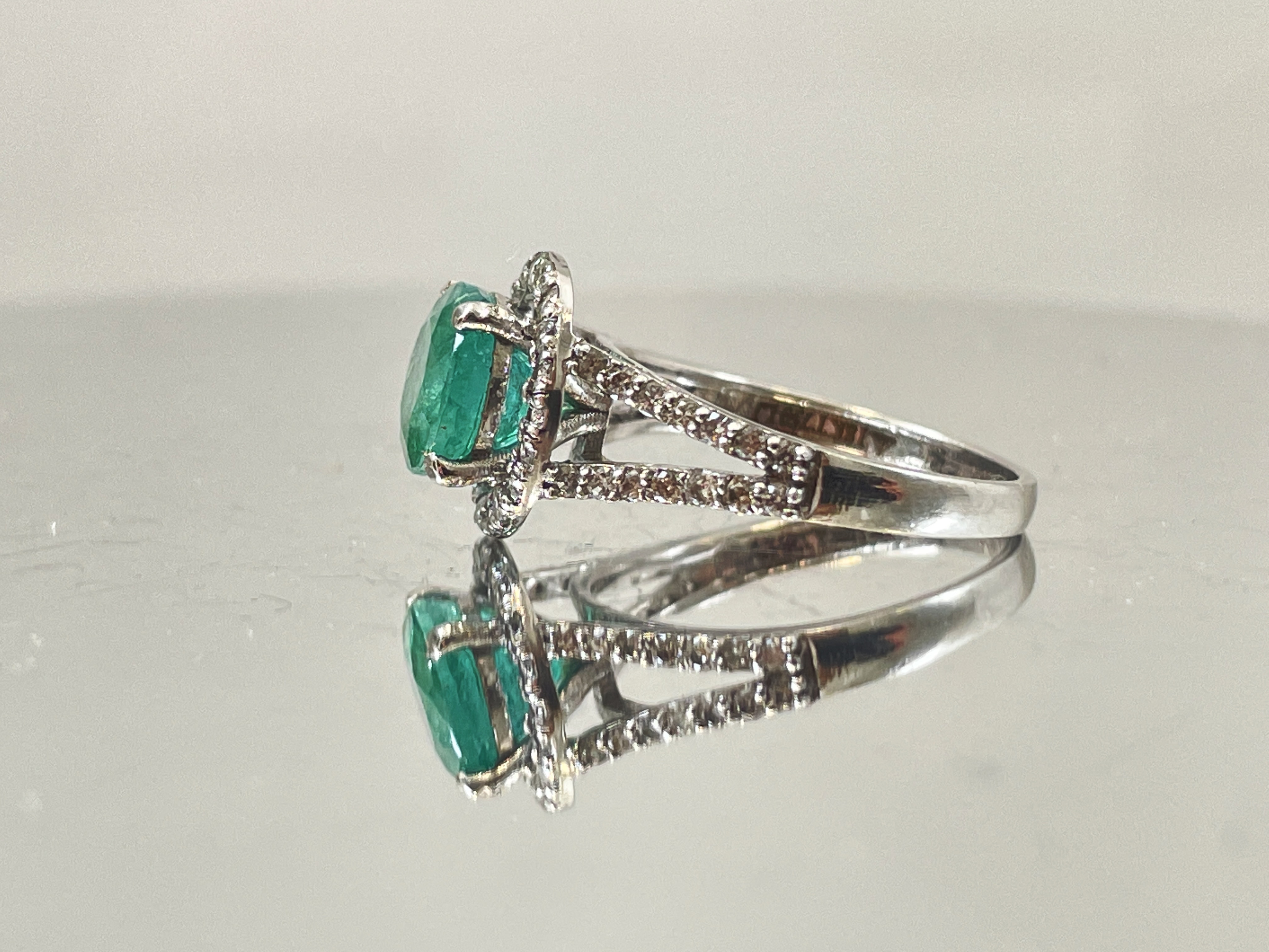 Beautiful 1.96Ct Natural Emerald With Natural Diamonds & 18k Gold