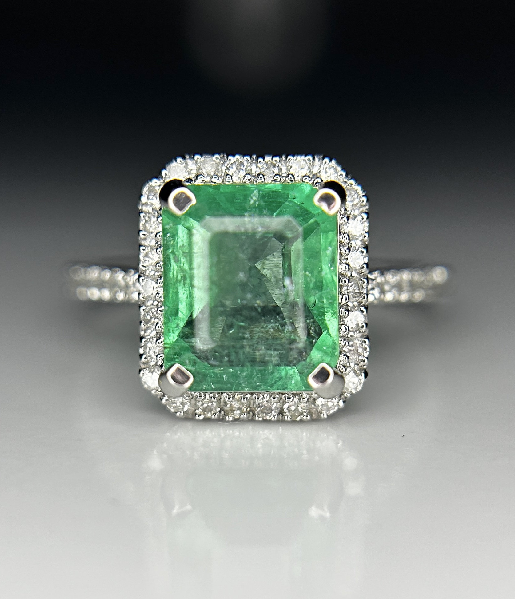 Beautiful 2.59ct Natural Columbian Emerald With Natural Diamonds & 18k Gold