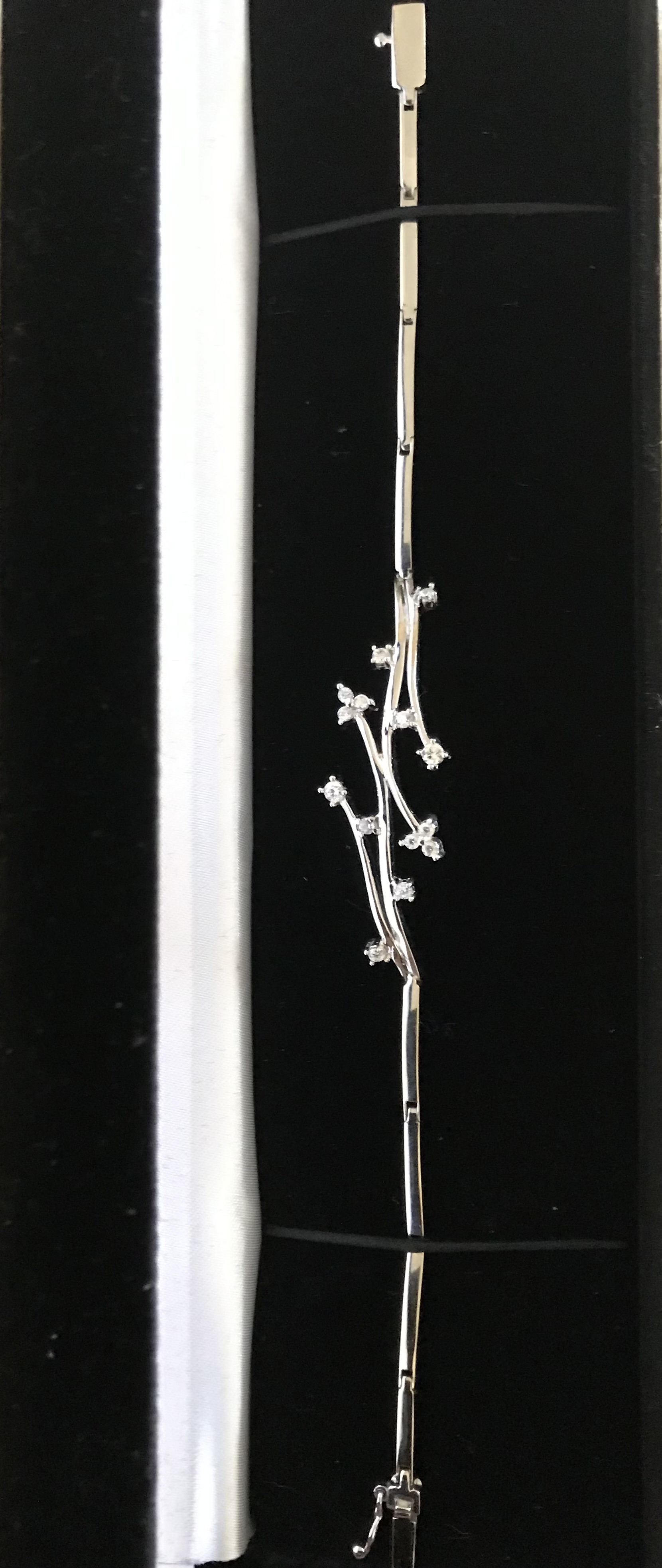 Damas 18k Gold Flower Bracelet Bangle 7” 11.3 grams