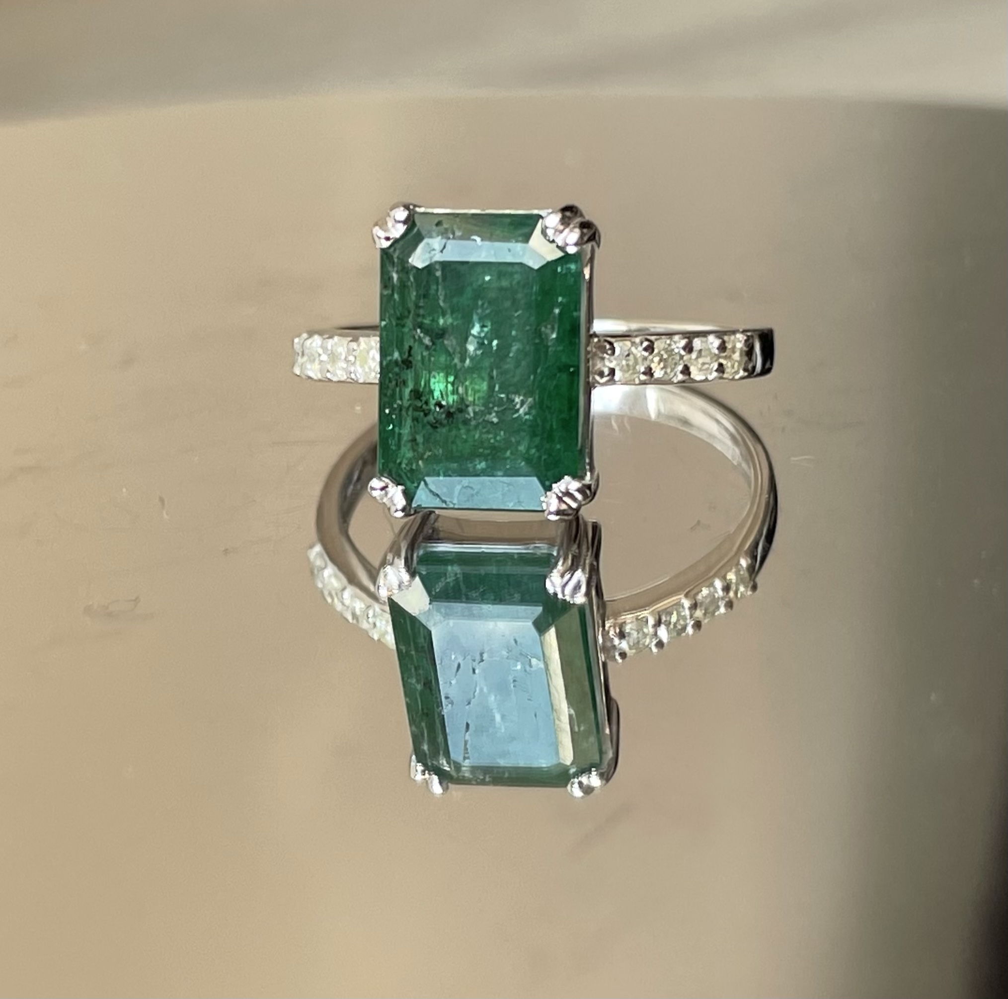 Beautiful 3.46 Carats Natural Emerald Ring Natural Diamonds & 18k Gold