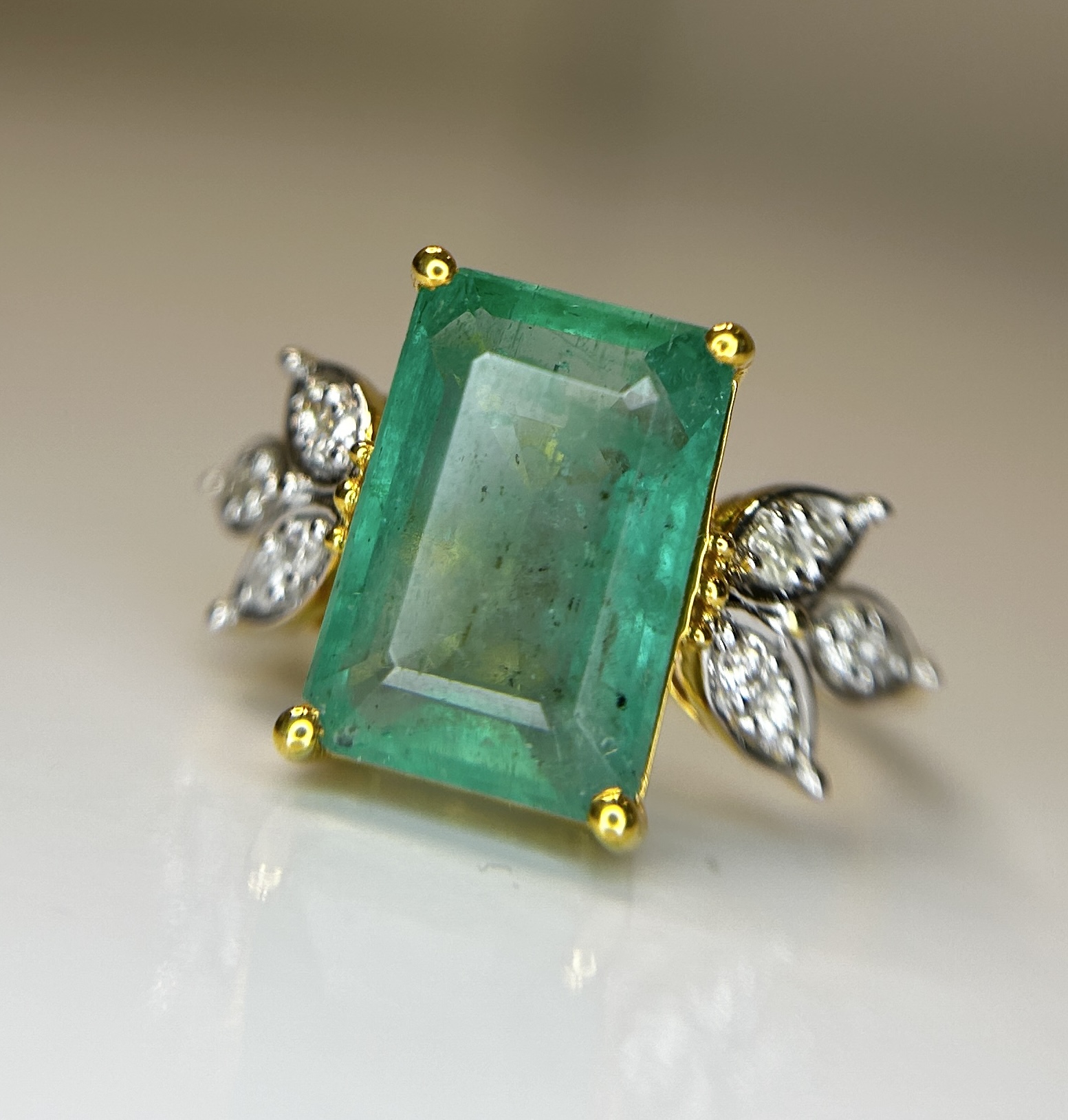 Beautiful Natural Emerald 4.32 CT With Natural Diamonds & 18k Gold