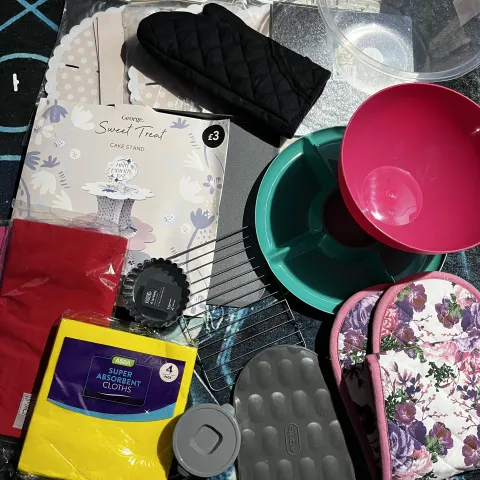 H6/D - Job Lot Kitchenware, Oven Glove, Cake Stands, Bowls, Cloths + More