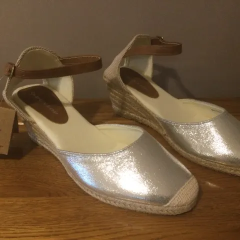 Dunlop “Esme” Espadrille Wedge Sandals, Size 8, Silver - New RRP £35.00