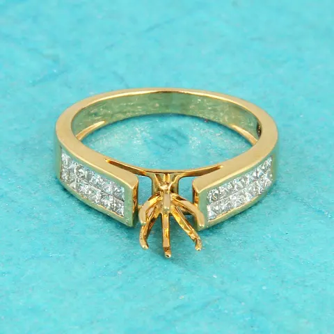 14 K / 585 Yellow Gold Diamond Ring - Center stone unmounted