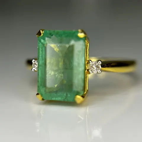 Beautiful Natural Emerald 3.51 CT With Natural Diamonds & 18k Gold