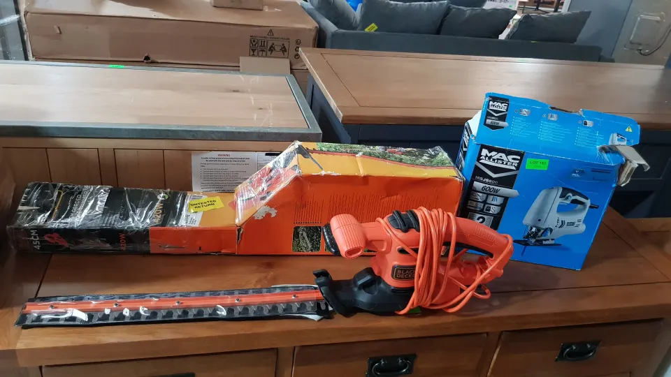 (153/MR1E) Lot RRP £135. 3x Items. 2x Black And Decker 45cm Corded Hedge Trimmer RRP £55 Each (1x N