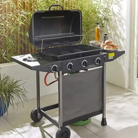 (105/7N) RRP £170. 3 Burner Gas BBQ With Side Burner.