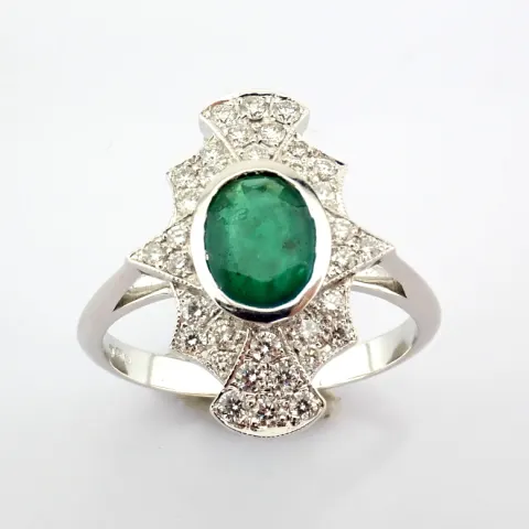 18K White Gold Ring Detailed With Vibrant Emerald and Brilliant Diamonds