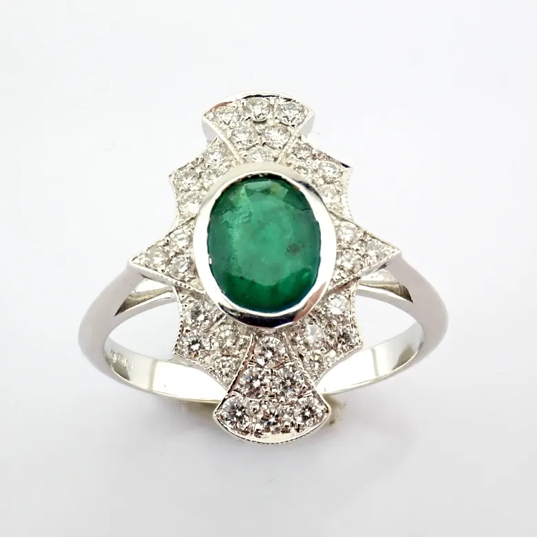 18K White Gold Ring Detailed With Vibrant Emerald and Brilliant Diamonds