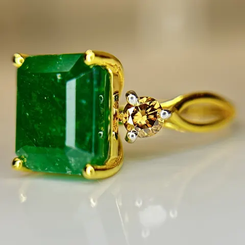 Beautiful Natural Emerald 4.76 CT With Natural Diamonds & 18k Gold