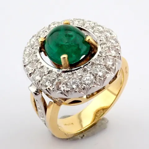 18K Yellow Gold Cluster Ring Detailed With Vibrant Emerald and Brilliant Diamonds