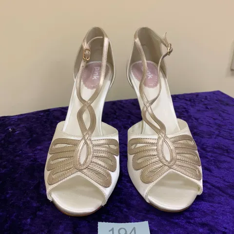 Designer shoes ivory/champagne in size 42.  Code 194