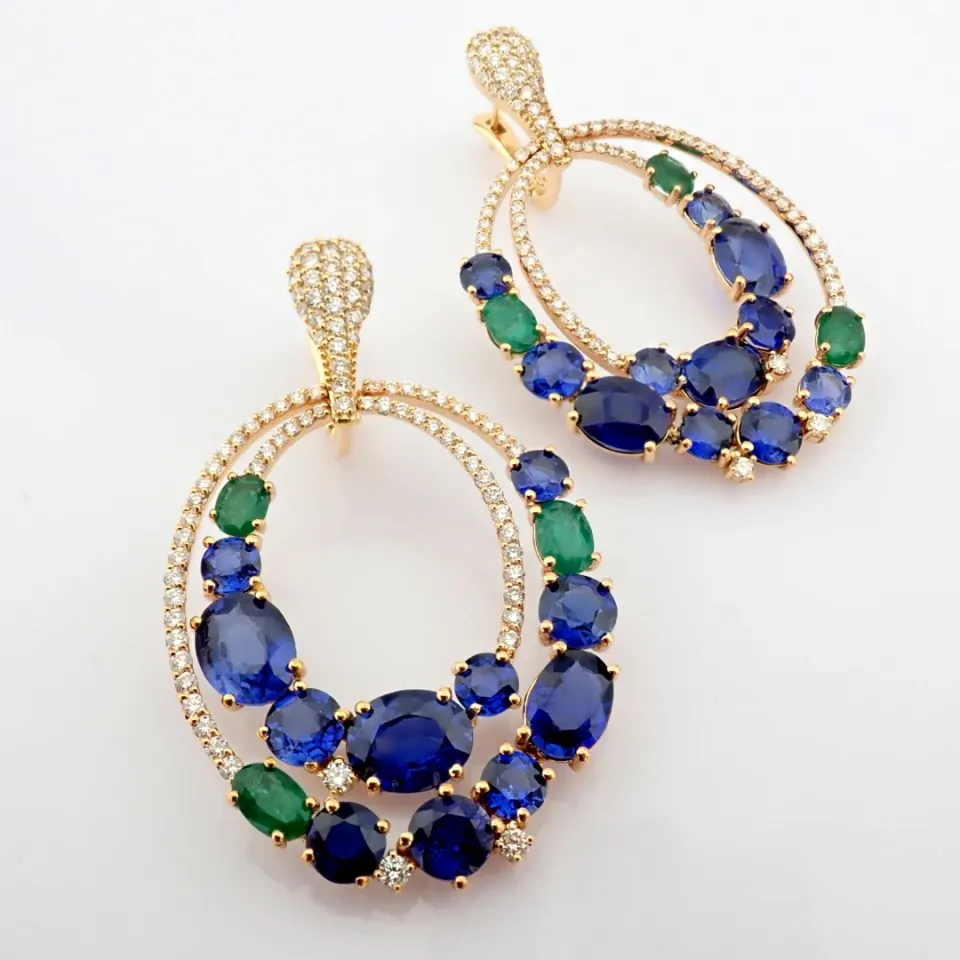 18K rose gold earrings detailed with vibrand emerald, sapphire and brilliant diamonds