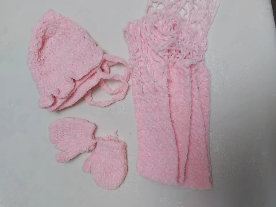 Pink and blue hats, scarves and gloves - min 15 items