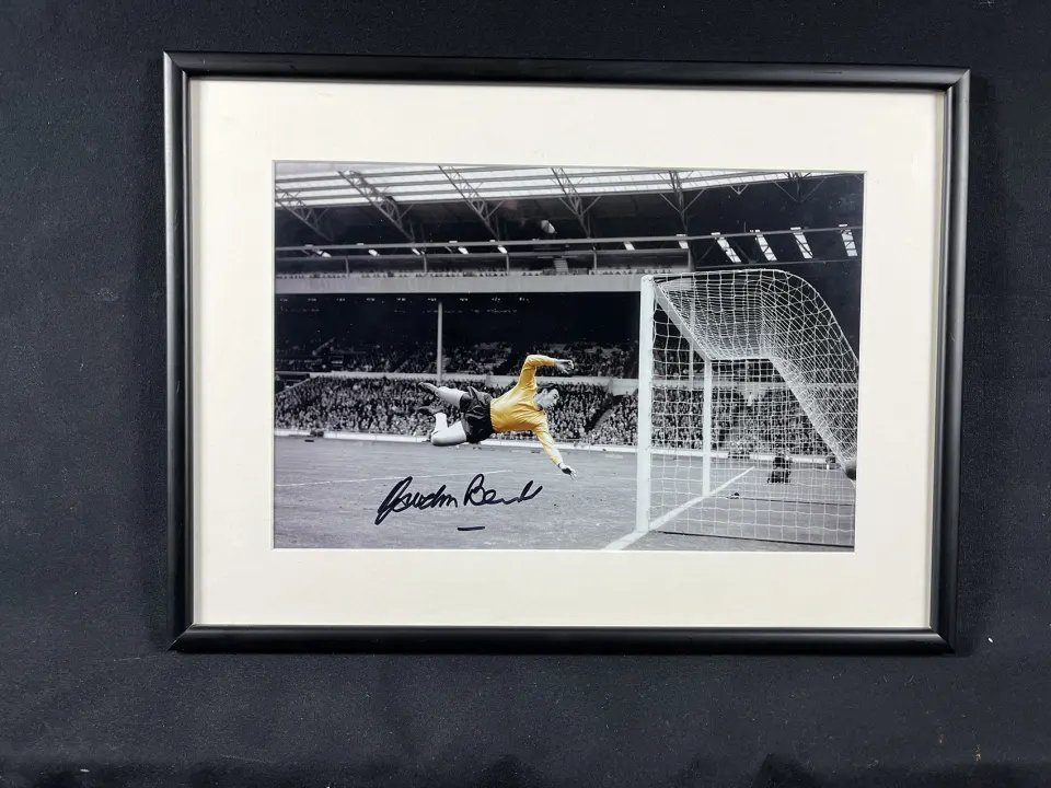 Gordon Banks Signed 8x0 Photograph