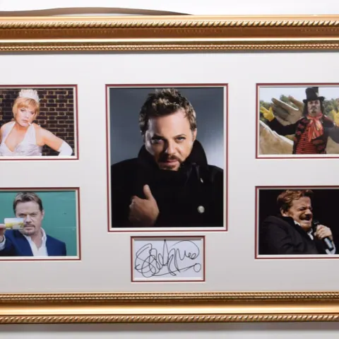 EDDIE IZZARD original signed presentation