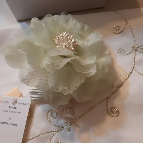 Hairpiece/fascinator with pearls and pale green flower