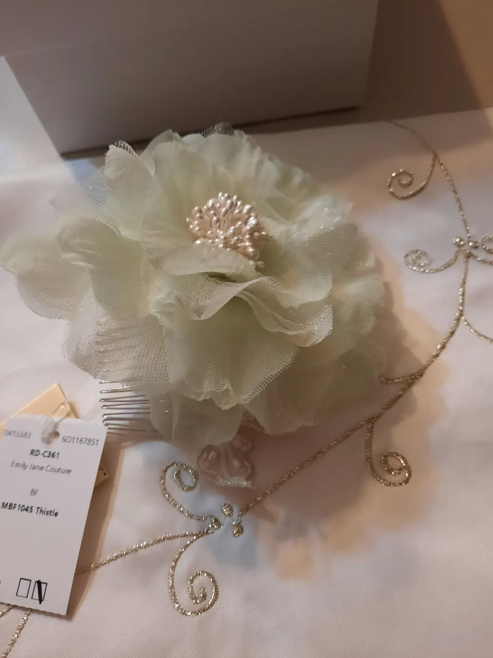 Hairpiece/fascinator with pearls and pale green flower