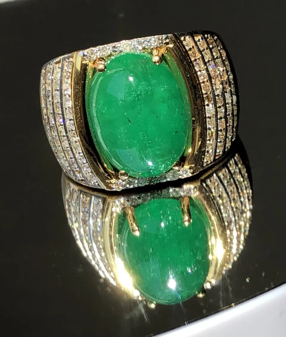 Beautiful 10.97 Carat Natural Emerald Man Ring With Natural Diamonds And 18k Gold