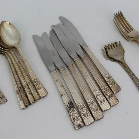 25 Pieces of matching Sheffield Plate Cutlery