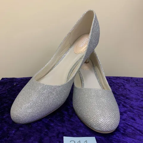 Designer shoes silver size 41 Code 211
