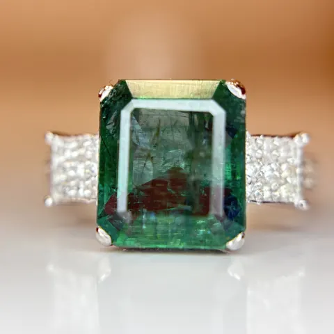 Beautiful 4.49 CT Natural Emerald With Natural Diamonds & 18k Gold