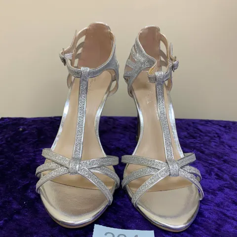 Designer shoes silver in size 35.  Code 204