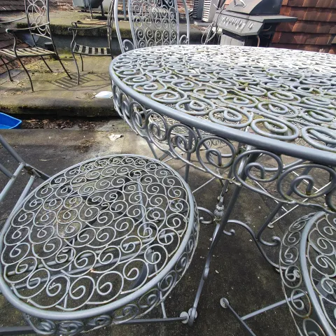 Steel garden table and 4 closing chairs.