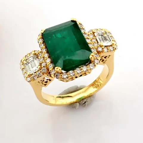 18K White Gold Cluster Ring Detailed With Vibrant Emerald and Baguette and Brilliant Diamonds