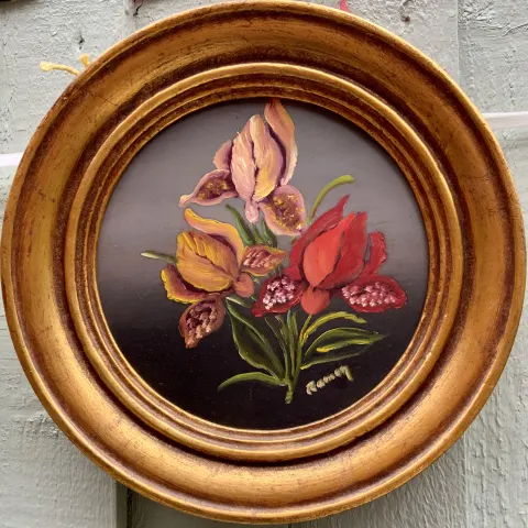 STILL LIFE OF FLOWERS  OIL ON CANVAS STUNNING ROIUND GILDED  FRAME  ENGLISH  SIGNED  20th c