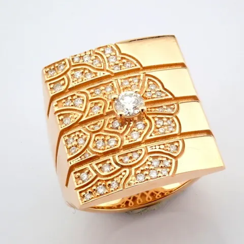 An Exquisite 14K Ring Detailed With Brilliant Diamonds