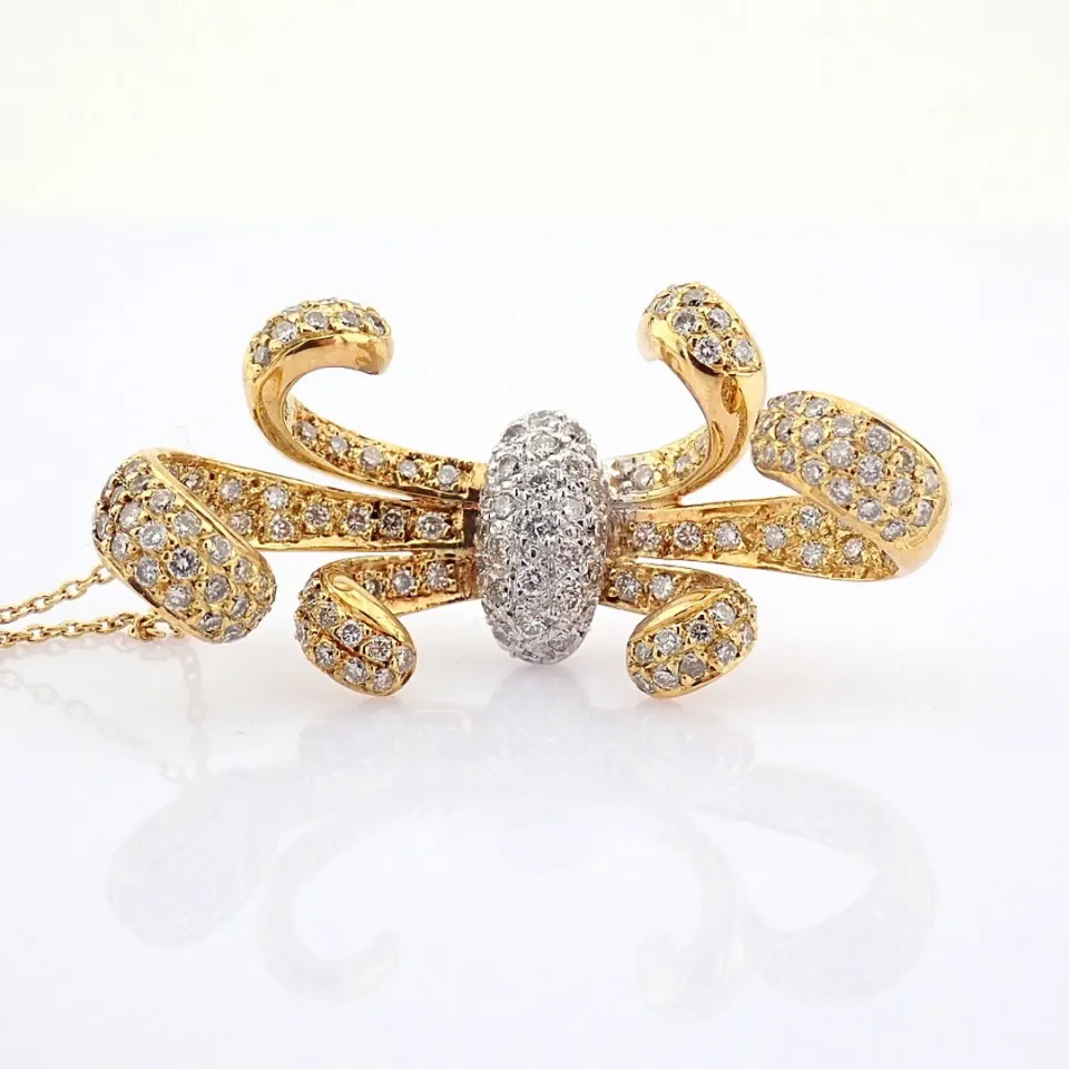 18K yellow gold necklace detailed with brilliant diamonds