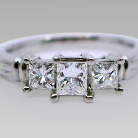 Three Stone 0.98 Carat Diamond Platinum Ring