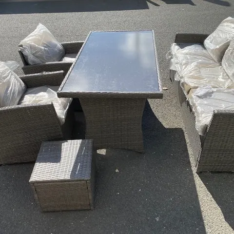 lot 40  Rattan sofa set