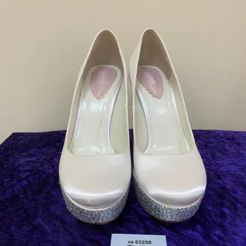 Designer Embellished Shoes Size 7 To 8 In Ivory