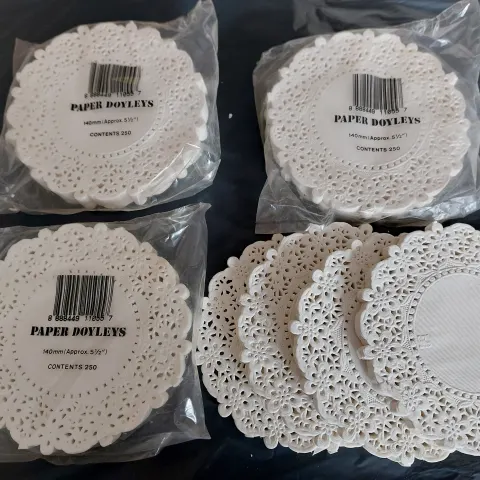 2000 x white doilies selection of sizes