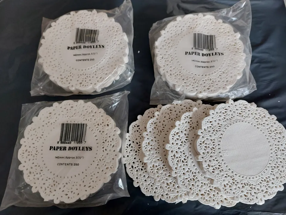 2000 x white doilies selection of sizes
