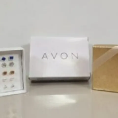 Avon 15 Stud Earring Cosmetic Gift Set In Prentation Box