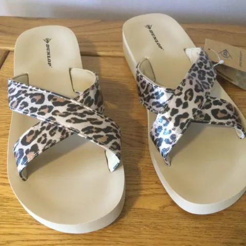 Dunlop “Leo” Ladies, Low Wedge, Flip Flop Sandals, Size 5, Beige Leopard - Brand New