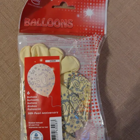 Cream balloons 30th anniversary x 396