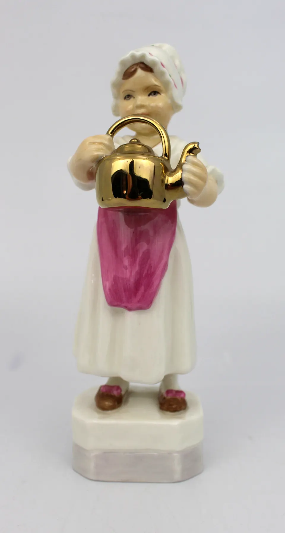Royal Worcester Figrine Polly Put The Kettle On 3303